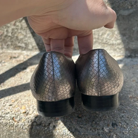 🪩Marc Fisher Silver Snake Scale Embossed Loafers - Picture 5 of 7